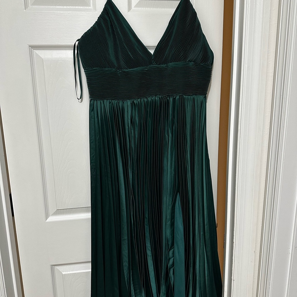 Elegant Green Pleated Dress